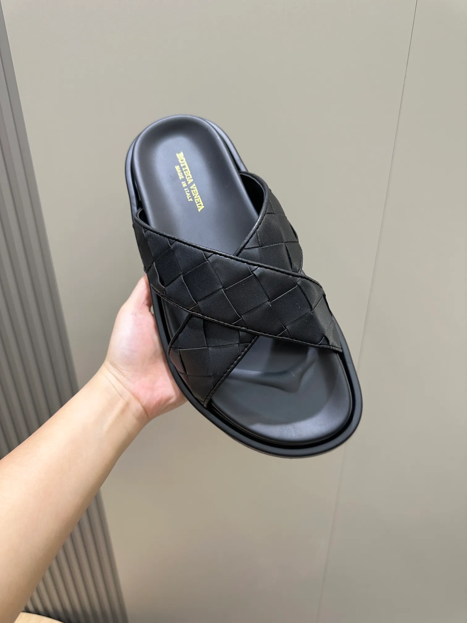 Factory price: 360💰BV hand-woven men's slippers and sandals - suitable for walking. It still emphasizes minimalism and practical wearability, but is full of vivid artistry. Super classic, luxurious and comfortable, imported cowhide + cowhide lining + lightweight outsole Size: 39-44 (customized at 38.45)